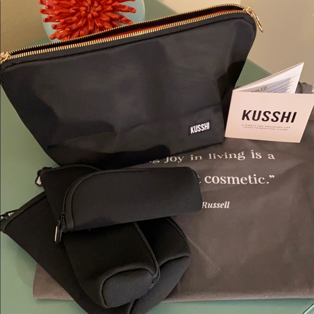 Kusshi everyday makeup bag & bottle protector set